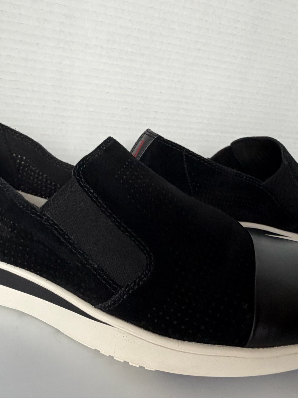 ED Ellen DeGeneres • Women’s Aviana Sneakers  •Black Leather • Size 9